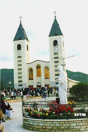 Virgen de la Paz y parroquia Santiago Apostol