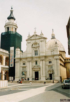 Fachada de la Baslica de Loreto